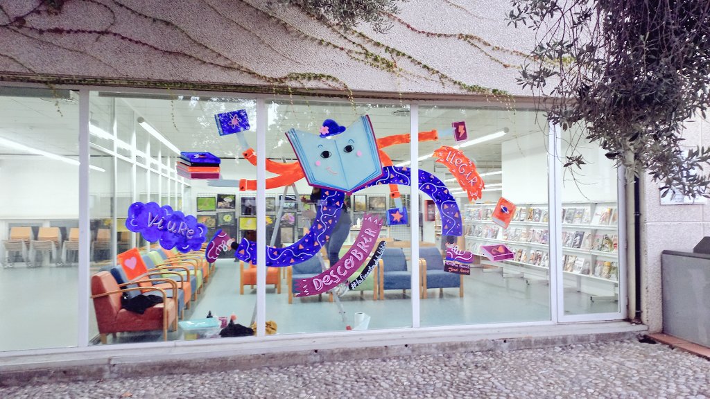 Avui 24 d'octubre celebrem el #DiadelaBiblioteca amb aquesta il•lustració gegant que els artistes locals @esthersinnick i <a href="/porras84/">JordiPorras - "Just in Crime" 🐧🐧🐧</a> han realitzat a #lafinestradelabiblio.

Una biblioteca per LLEGIR, per DESCOBRIR, per VIURE 📗📗❤