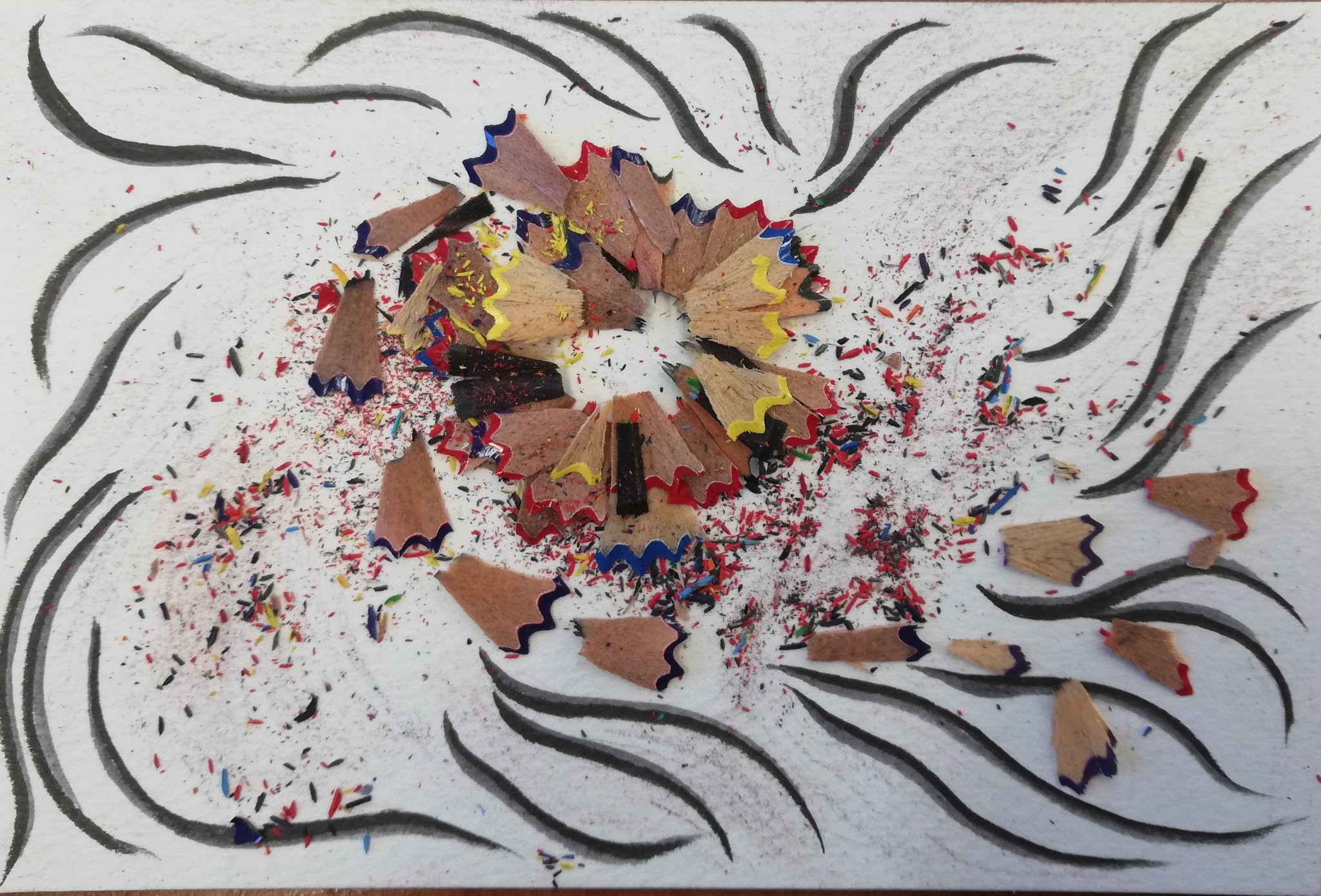 Clover 今日の１枚 かりかりしゅ 日課 絵 イラスト お絵描き Illustration 赤 黄 緑 黒 紫 筆ペン 色鉛筆 鉛筆 薄墨 墨 波 鉛筆削り 削りカス 影 まわる 溢れる 落とす 撒く 筆跡 慎重 1日１枚 1日１絵