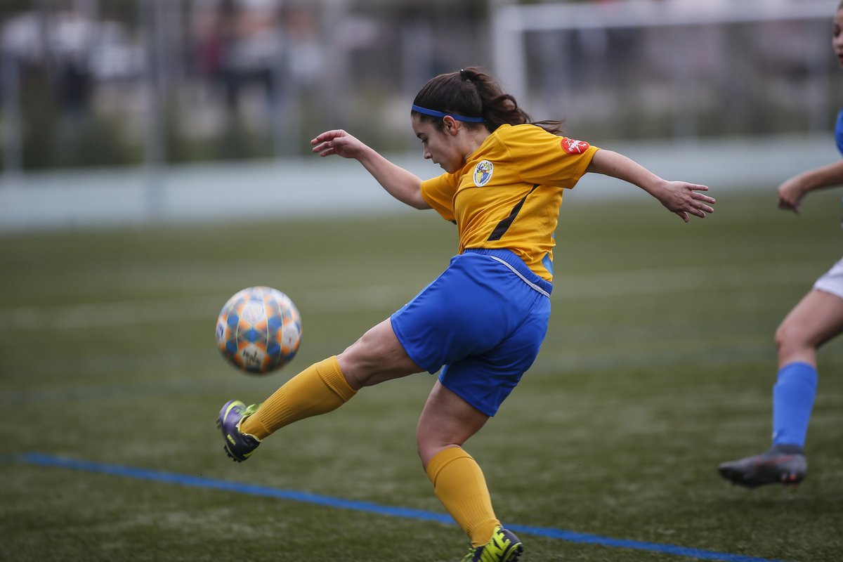 Podria ser el teu fill, la teva filla, el teu familiar o l’amic dels teus petits. Només et separa una altra samarreta o un xiulet. No els insultis, respecta’ls. Queda’t amb els valors positius de l’esport <a href="/FCF_CAT/">Federació Catalana de Futbol</a> #JoJugoNet