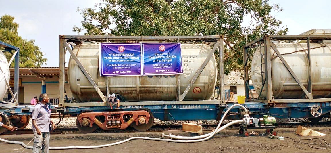 drmhyb's tweet photo. #HungryForCargo
#FreightFriendlyRailways
SCR adding new commodities to its #freight basket.
1st time Transportation of Sodium Hydroxide (CausticSodaLye) loaded in 80 Tank Containers consists 2200 Tonnes in 40 BLL Flat Wagons from Veldurti/Hyderabad Divn, #AndhraPradesh to #Odisha https://t.co/Egy5CmZSYi
