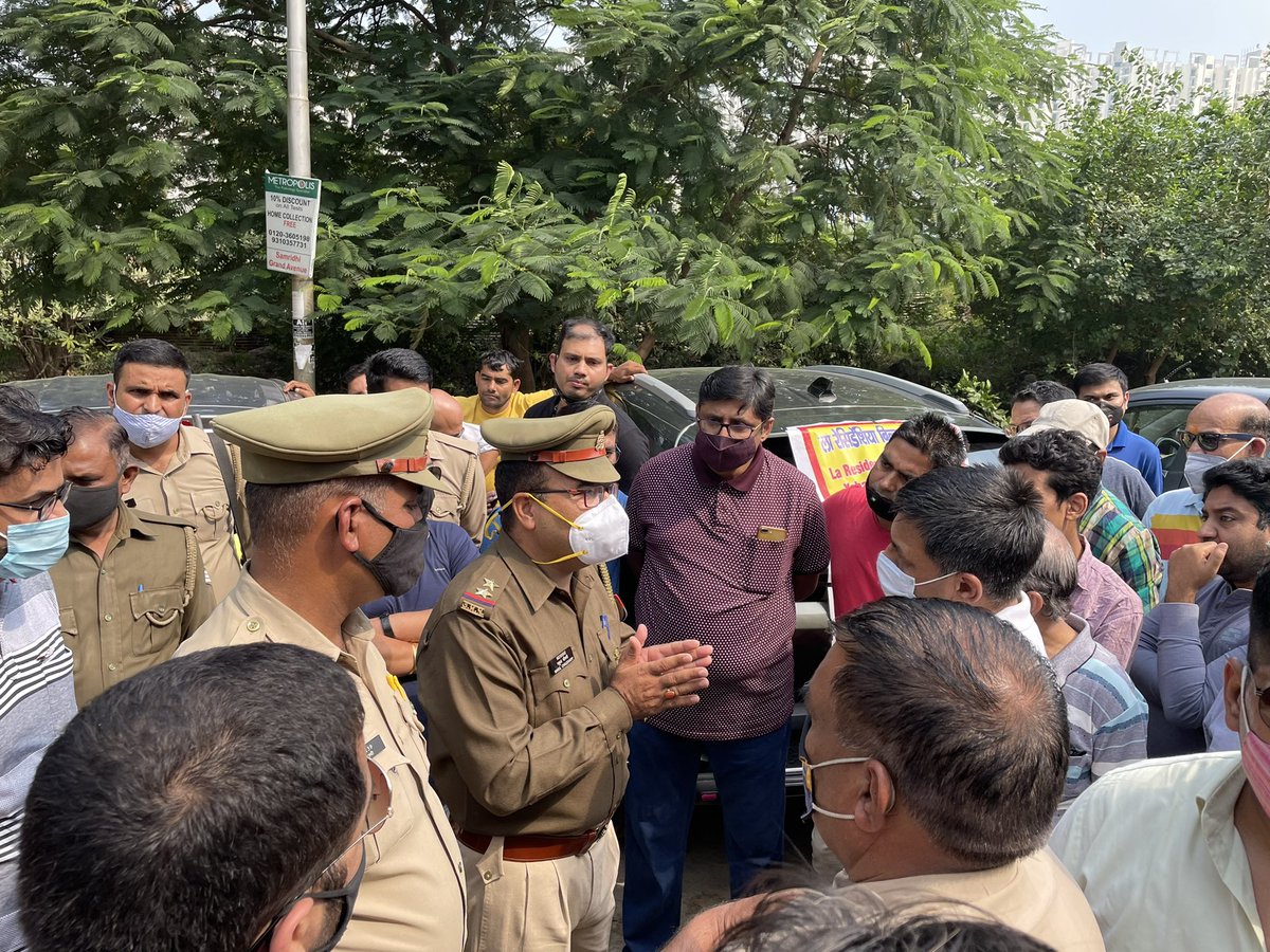 LaResidentiaGNW's tweet photo. Denied to even carry a peaceful protest rally of harassed residents by police la residents park their cars on roadside with banners on them to register their problems ! https://t.co/ulZ7g3uMsG