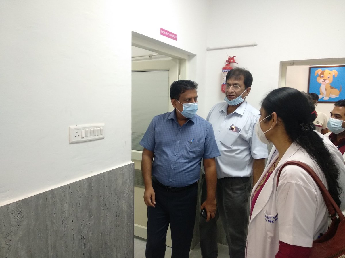Dcdmkota's tweet photo. #Kota जिला कलक्टर श्री उज्ज्वल राठौड़ ने जेके लोन एवं एमबीएस अस्पताल का निरीक्षण कर व्यवस्थाओं का जायजा लिया। सफाई व्यवस्था में सुधार करने के निर्देश दिए। कॉलेज प्राचार्य डॉ विजय सरदाना, अधीक्षक डॉ एचएल मीना भी उपस्थित रहे। @RajGovOfficial @RaghusharmaINC @DIPRRajasthan https://t.co/v5QJErSXXZ