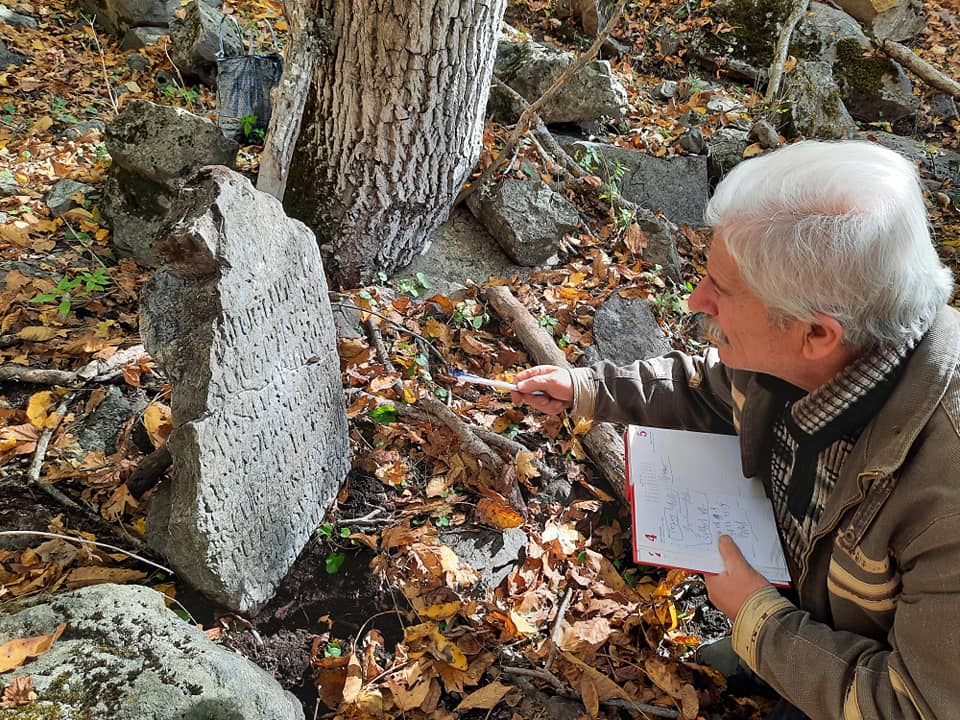 Armbreakingnews's tweet photo. #armenianbreakingnews
An ancient #Khachkar (Cross Stone) was discovered in #Artsakh today between #Getavan and #Charektar, This is reported by "Artsakh Monuments" on their #Facebook page.
https://t.co/xpoNFxOPQO https://t.co/eaeuyZ0DUH