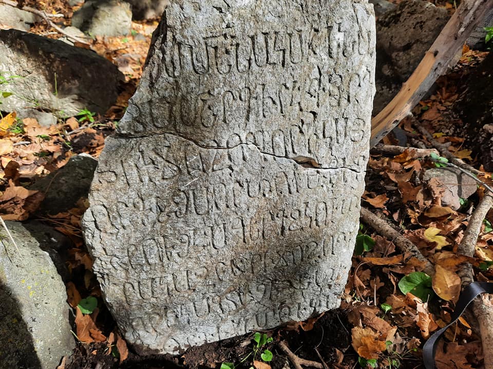 Armbreakingnews's tweet photo. #armenianbreakingnews
An ancient #Khachkar (Cross Stone) was discovered in #Artsakh today between #Getavan and #Charektar, This is reported by "Artsakh Monuments" on their #Facebook page.
https://t.co/xpoNFxOPQO https://t.co/eaeuyZ0DUH