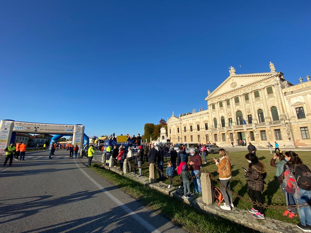 SerenissimaVe's tweet photo. #VeniceMarathon 🏃🏻♀️
Partita da Villa Pisani , la 42km!
📌 Un percorso unico lungo Riviera del Brenta fino a Venezia, con passaggio sul Ponte di Barche, Piazza San Marco e a concludere lungo Riva degli Schiavoni
#Venezia1600❤️🦁
#RunningVenice https://t.co/0WerLmYaOJ