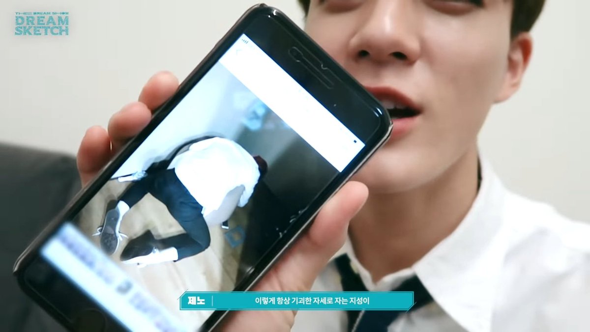 รูปนี้คือจีซองที่หลับบนเก้าอี้โน่เป็นคนถ่าย แล้วน้องก็ถามพี่ว่าผมนอนแบบนี้จริงดิ555555555555555555โน่ก็บอกจีซองชอบนอนท่าแปลกๆตลอด