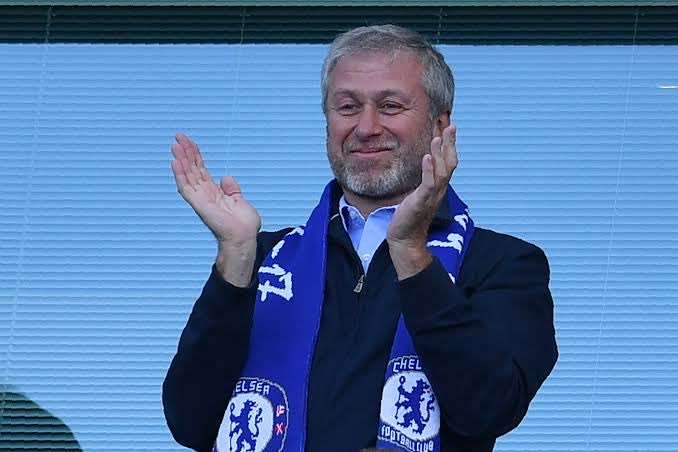 Eii!! so this man bought Chelsea at the age of 38   . Happy birthday Roman Abramovich 