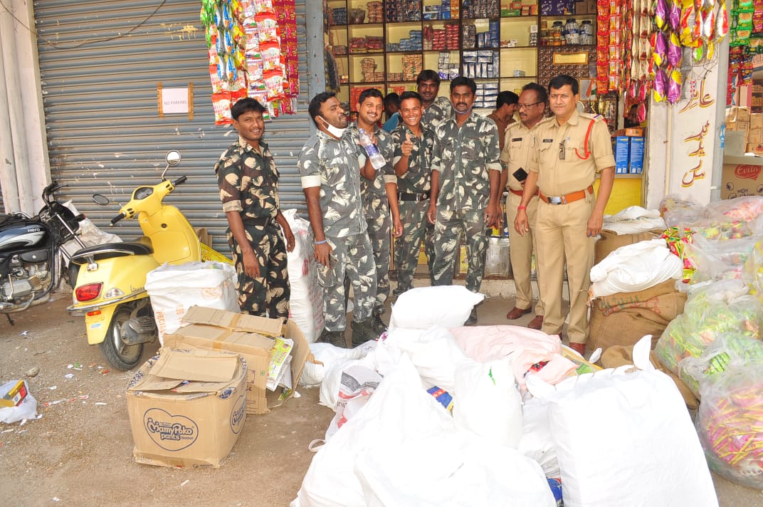 adilabad_sp's tweet photo. మాదకద్రవ్యాలపై ఆదిలాబాద్ పోలీసుల ఉక్కుపాదం. జిల్లా వ్యాప్తంగా స్పెషల్ పోలీసు బాలగాలతో ఆకస్మిత తనిఖీలు. 
నిషేధిత మాదకద్రవ్యాల సాగు, నిల్వ, అమ్మకం మరియు వాడకం కూడా నేరమే. గంజాయి మరియు ఇతర మాదకద్రవ్యాల సమాచారం ఇచ్చి పోలీసులకి సహకరించండి. @TelanganaDGP @TelanganaCOPs @Collector_ADB https://t.co/eVCDkDMFUA