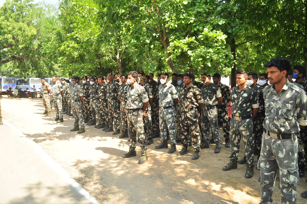 adilabad_sp's tweet photo. మాదకద్రవ్యాలపై ఆదిలాబాద్ పోలీసుల ఉక్కుపాదం. జిల్లా వ్యాప్తంగా స్పెషల్ పోలీసు బాలగాలతో ఆకస్మిత తనిఖీలు. 
నిషేధిత మాదకద్రవ్యాల సాగు, నిల్వ, అమ్మకం మరియు వాడకం కూడా నేరమే. గంజాయి మరియు ఇతర మాదకద్రవ్యాల సమాచారం ఇచ్చి పోలీసులకి సహకరించండి. @TelanganaDGP @TelanganaCOPs @Collector_ADB https://t.co/eVCDkDMFUA
