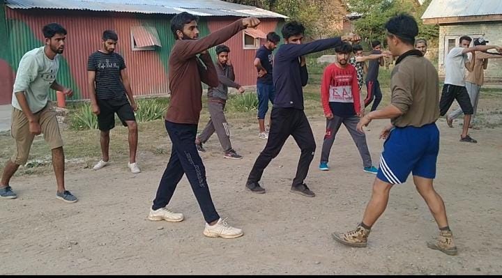 ToofaniBaba1's tweet photo. ADVANCE WUSHU TRAINING
In the ongoing Wushu training at Kangan for the local boys, 21 boys and youth are getting trained in the second stage of advance Wushu, getting ready for the National level.
#FitIndia
#IndianArmyForAwaam
#NayaKashmir
#KashmirRises
@Mesmer_Manasbal https://t.co/v8rPvbLSl6