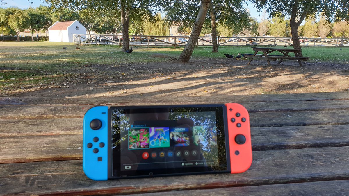 Alejandromp66's tweet photo. Lo mejor de las consolas portátiles es que puedes mantener el contacto con la naturaleza y los vicios a la vez https://t.co/zZBbfg14r0