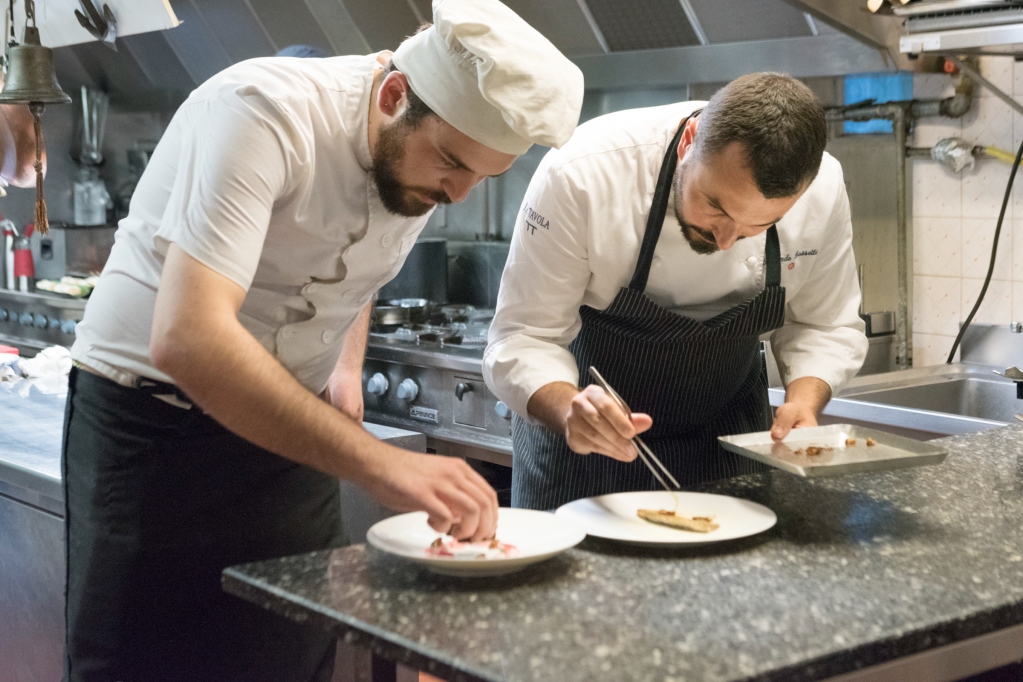 Oggi vi parliamo del ristorante La Tavola Laveno Mombello guidato dallo chef Riccardo Bassetti, classe 1982 e Stella Michelin dal 2017 🔗 nella bio  #chef #cheflife #chefsofinstagram #chefs #chefstalk #chefslife #chefsroll #chefmode #chefoninstagram… cinquegusti.com/ristoratori/ri…