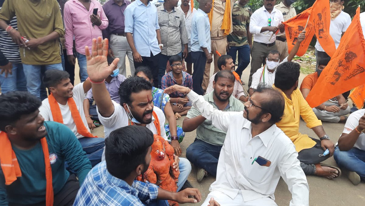 ChaituJSP's tweet photo. పాతపట్నంలో 465 సంవత్సరాల చరిత్ర కలిగిన ప్రసిద్ధ నీలమణి అమ్మవారు మరియు ఆంజనేయ స్వామి ఆలయాలు కూల్చివేతకు నిరసనగా జనసేన పార్టీ తరపున రోడ్ పై బైటాయించి ప్రభుత్వ తీరుపై ఆగ్రహం వ్యక్తం చేయడం జరిగింది.

#SaveTemplesInAP
#SaveHinduTemples
#SaveAPfromYSRCP https://t.co/HDZrWfWRIu
