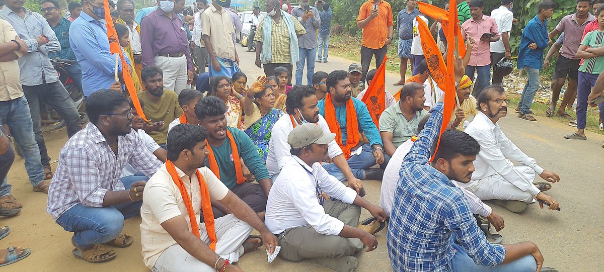 ChaituJSP's tweet photo. పాతపట్నంలో 465 సంవత్సరాల చరిత్ర కలిగిన ప్రసిద్ధ నీలమణి అమ్మవారు మరియు ఆంజనేయ స్వామి ఆలయాలు కూల్చివేతకు నిరసనగా జనసేన పార్టీ తరపున రోడ్ పై బైటాయించి ప్రభుత్వ తీరుపై ఆగ్రహం వ్యక్తం చేయడం జరిగింది.

#SaveTemplesInAP
#SaveHinduTemples
#SaveAPfromYSRCP https://t.co/HDZrWfWRIu
