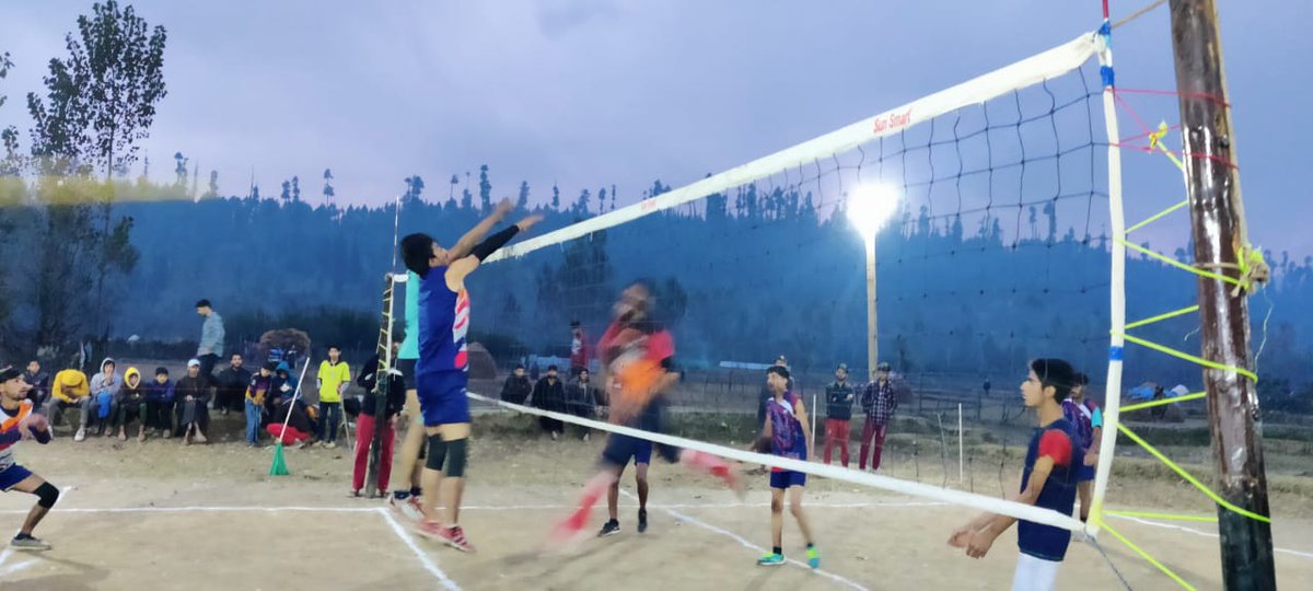 Noor_E_Vilgam's tweet image. FRIENDLY NIGHT VOLLEYBALL MATCH AT MAGAM
A friendly night volleyball match was organised at Magam youth club by Indian Army between teams of Shogpura and Warpura.

#YouthEmpowerment
#PreparingForFuture
#PathOfProgress
#IndianArmy
#BudgamLandings
#SavioursofKashmir47