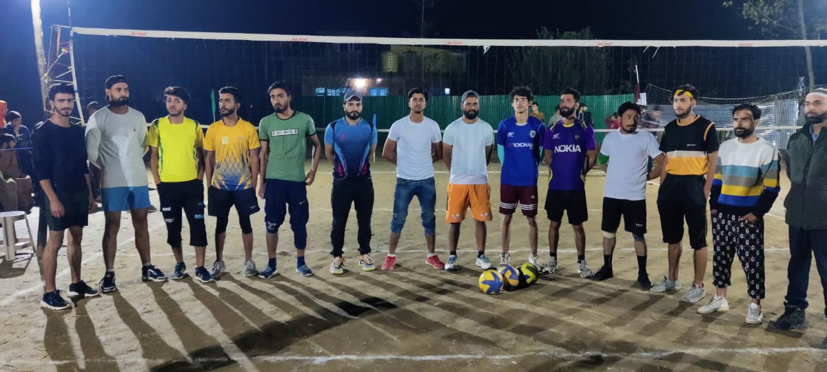 Noor_E_Vilgam's tweet image. FRIENDLY NIGHT VOLLEYBALL MATCH AT MAGAM
A friendly night volleyball match was organised at Magam youth club by Indian Army between teams of Shogpura and Warpura.

#YouthEmpowerment
#PreparingForFuture
#PathOfProgress
#IndianArmy
#BudgamLandings
#SavioursofKashmir47