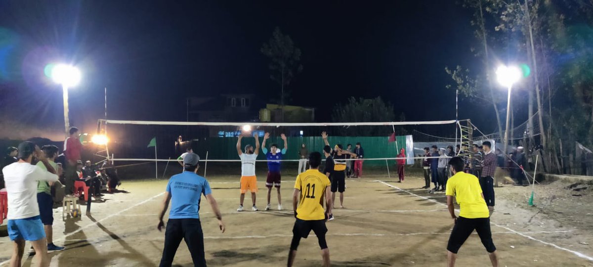 Noor_E_Vilgam's tweet image. FRIENDLY NIGHT VOLLEYBALL MATCH AT MAGAM
A friendly night volleyball match was organised at Magam youth club by Indian Army between teams of Shogpura and Warpura.

#YouthEmpowerment
#PreparingForFuture
#PathOfProgress
#IndianArmy
#BudgamLandings
#SavioursofKashmir47