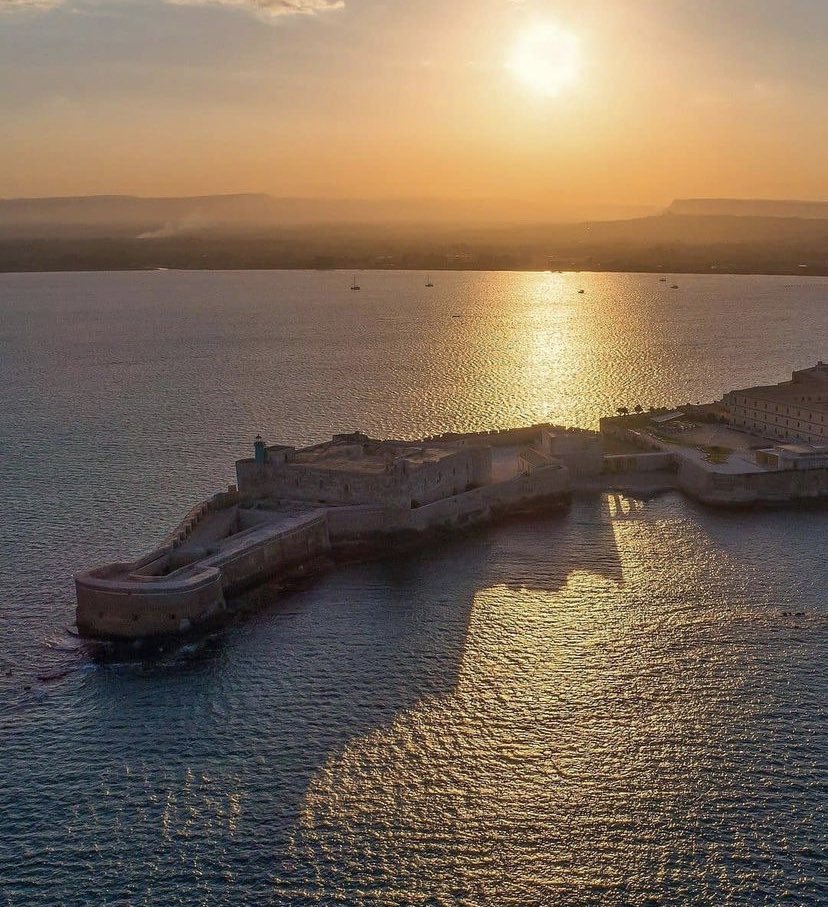BELLASICILIAN12's tweet photo. BUONGIORNO ALBA SU ORTIGIA  - @robymessi65 https://t.co/PgE9sIdp7I