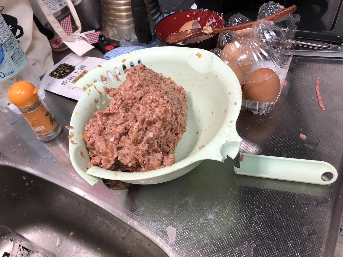 ハンバーグを作っていたら…なぜかボールが壊れてしまったw