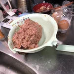 ハンバーグを作っていたら…なぜかボールが壊れてしまったw