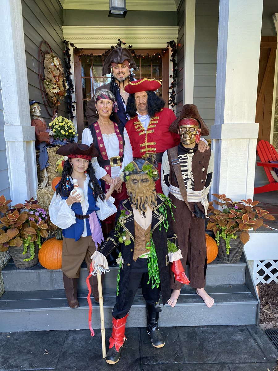 LaurenMachos's tweet photo. When everyone indulges in my Halloween holiday obsession year after year 🎃 2021 family theme @Disney #piratesofthecaribbean #davyjones #jacksparrow #alltherum 🏴‍☠️☠️ https://t.co/oCRJSoCimJ