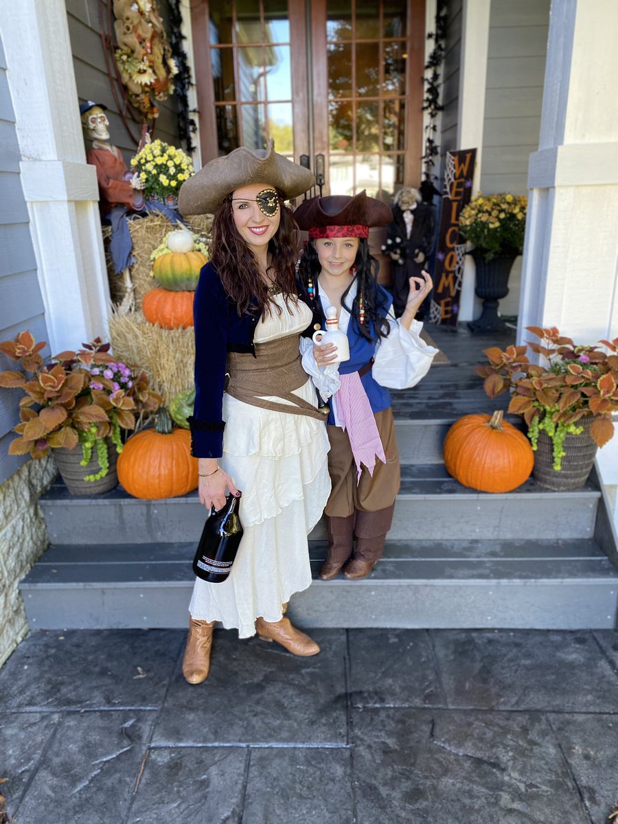 LaurenMachos's tweet photo. When everyone indulges in my Halloween holiday obsession year after year 🎃 2021 family theme @Disney #piratesofthecaribbean #davyjones #jacksparrow #alltherum 🏴‍☠️☠️ https://t.co/oCRJSoCimJ