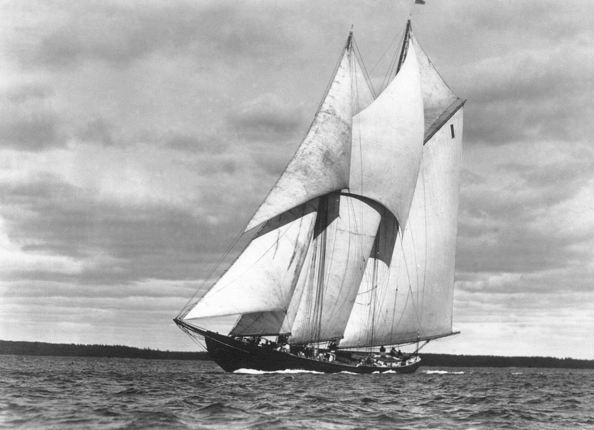 #OnThisDay 100 years ago — winning the second race in a best of three, BLUENOSE was declared the winner of the 1921 International Fishermen’s Race🇨🇦

Remaining the undefeated champion in this series The Cup has remained in Lunenburg since the series ended in 1938🏆

#Bluenose100