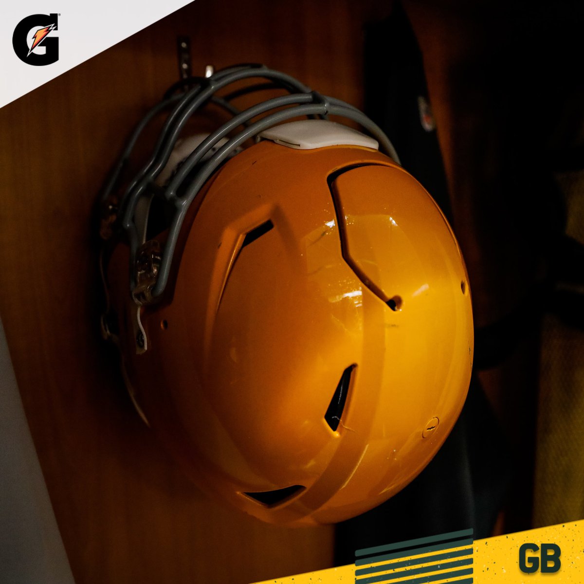 packers's tweet photo. A Classic look at Lambeau 🟩🟨

#WASvsGB | #GoPackGo https://t.co/m6aX0MjLd6