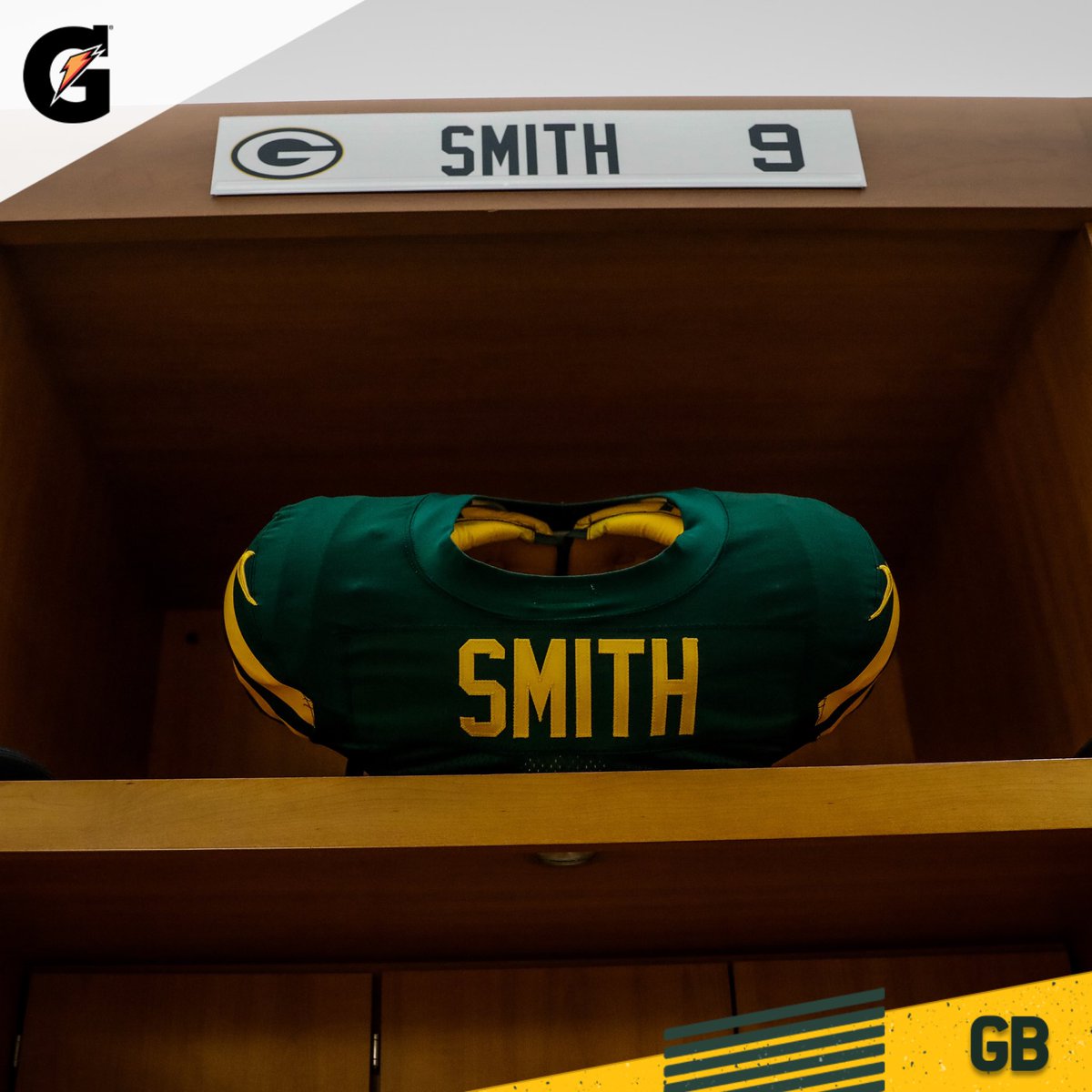 packers's tweet photo. A Classic look at Lambeau 🟩🟨

#WASvsGB | #GoPackGo https://t.co/m6aX0MjLd6