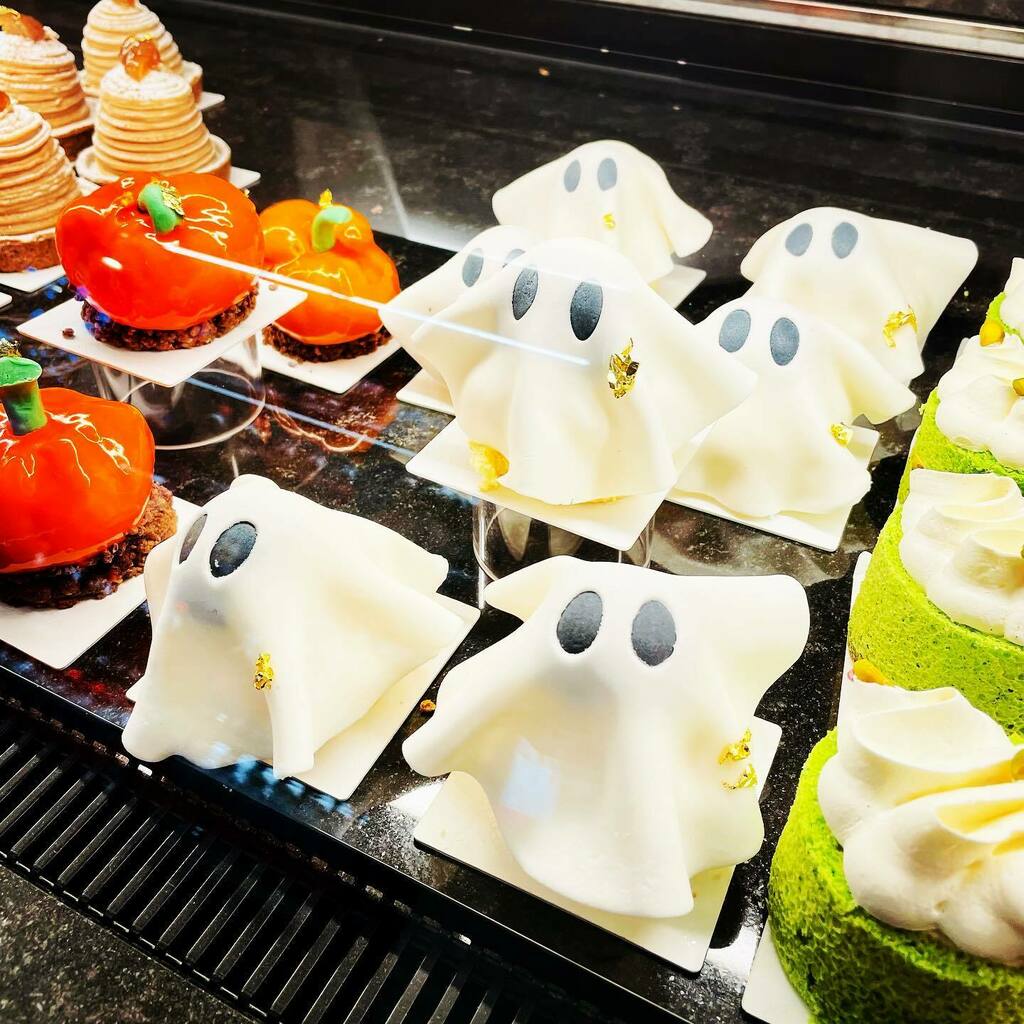 GBTicino's tweet photo. Dolcetto o scherzetto?
@al_porto_confiserie 

#ghosts #halloween #ghostbusters #ghost #sweets #locarno #ticino #dolcettooscherzetto https://t.co/ZoK4XVV2xD https://t.co/abIWCJFOv7