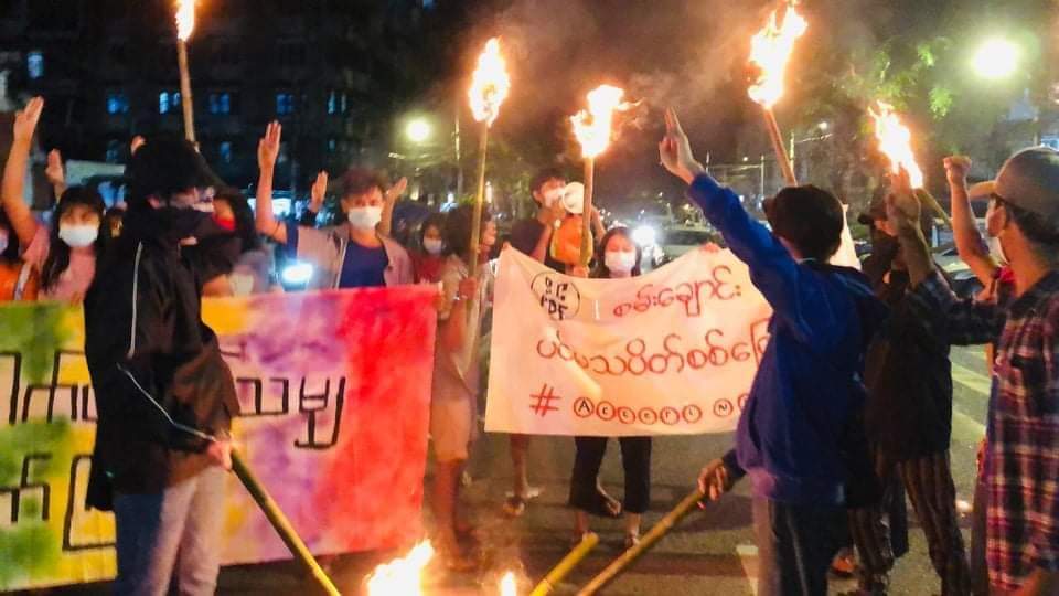 LeeDam_3's tweet photo. "စစ်ကောင်စီရဲ့ ဒေါက်တိုင်မှန်သမျှဖြိုဖျက်ကြ"

In Yangon, young people march in full force, carrying torches to overthrow the terrorist military council.
#WarCrimesOfJunta
#Oct24Coup  
#WhatsHappeningInMyanmar https://t.co/LIcKXh723Y