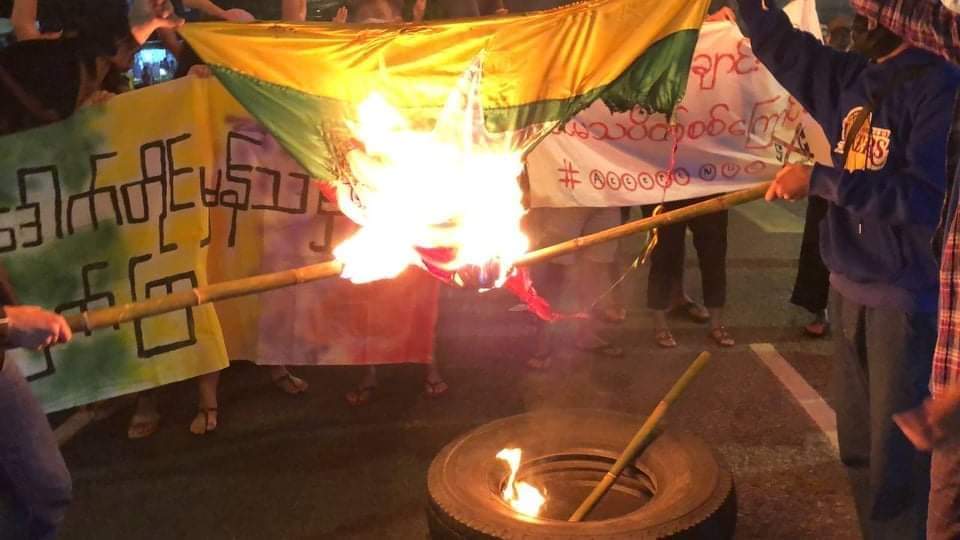LeeDam_3's tweet photo. "စစ်ကောင်စီရဲ့ ဒေါက်တိုင်မှန်သမျှဖြိုဖျက်ကြ"

In Yangon, young people march in full force, carrying torches to overthrow the terrorist military council.
#WarCrimesOfJunta
#Oct24Coup  
#WhatsHappeningInMyanmar https://t.co/LIcKXh723Y