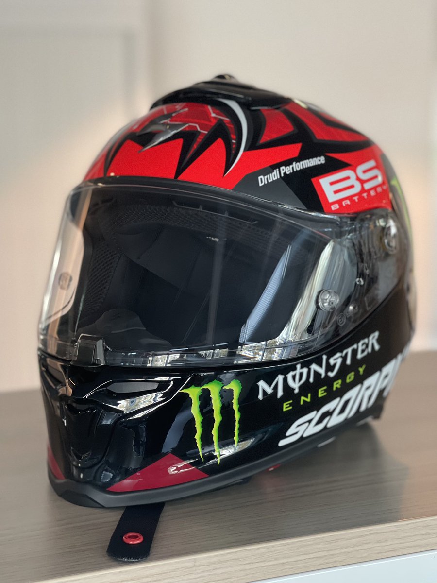 lartot's tweet photo. On vous fait gagner ce soir le casque dédicacé du patron, du champiooooooon du monde @FabioQ20 dans #stade2
Pour cela abonnez-vous au compte @francetvsport likez et RT le post pour participer au tirage au sort!
Et page spéciale à 20h05 avec @ChrisChoupin sur le sacre d’El DIABLO https://t.co/5l0dGmBr86