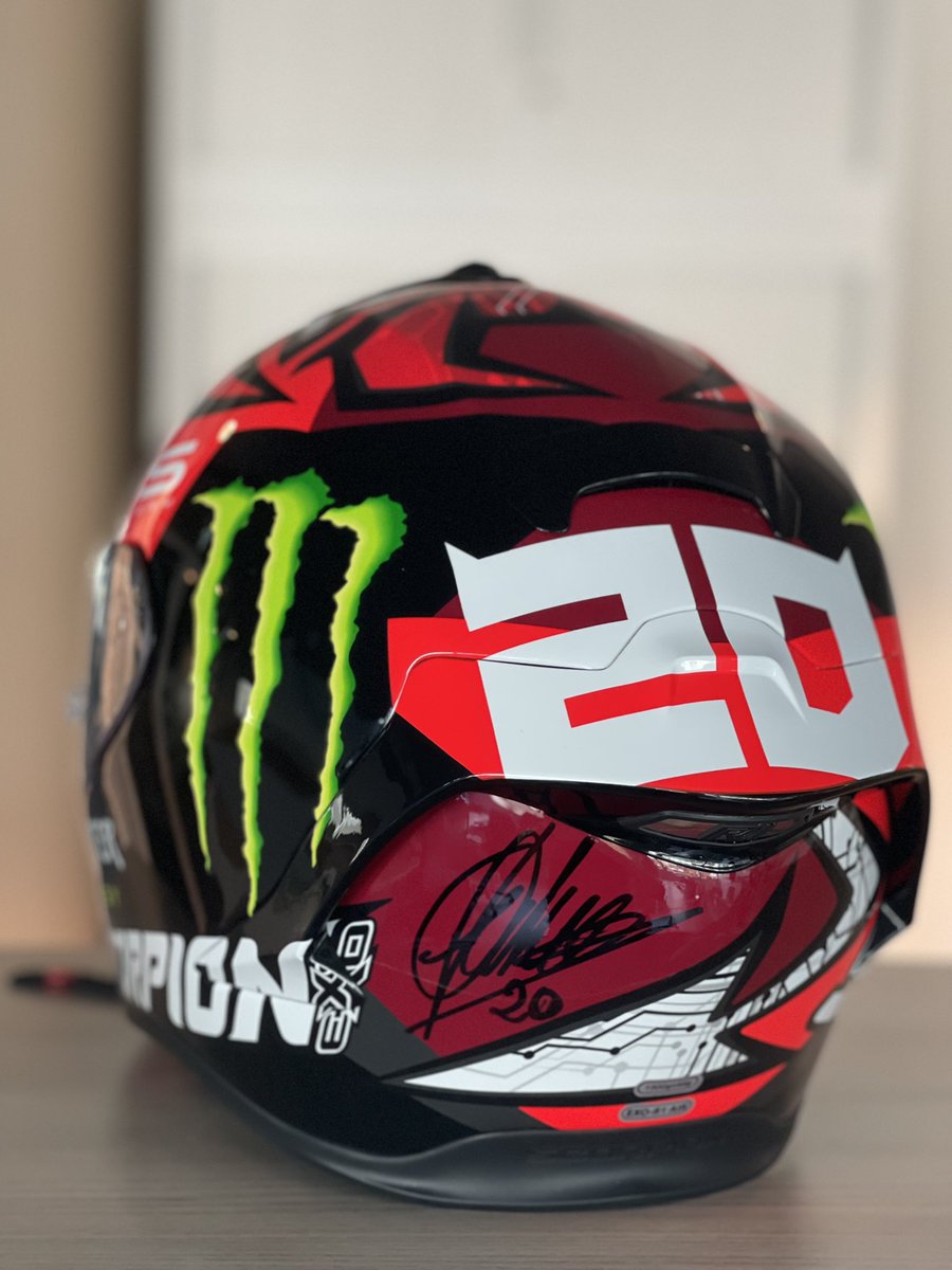 lartot's tweet photo. On vous fait gagner ce soir le casque dédicacé du patron, du champiooooooon du monde @FabioQ20 dans #stade2
Pour cela abonnez-vous au compte @francetvsport likez et RT le post pour participer au tirage au sort!
Et page spéciale à 20h05 avec @ChrisChoupin sur le sacre d’El DIABLO https://t.co/5l0dGmBr86