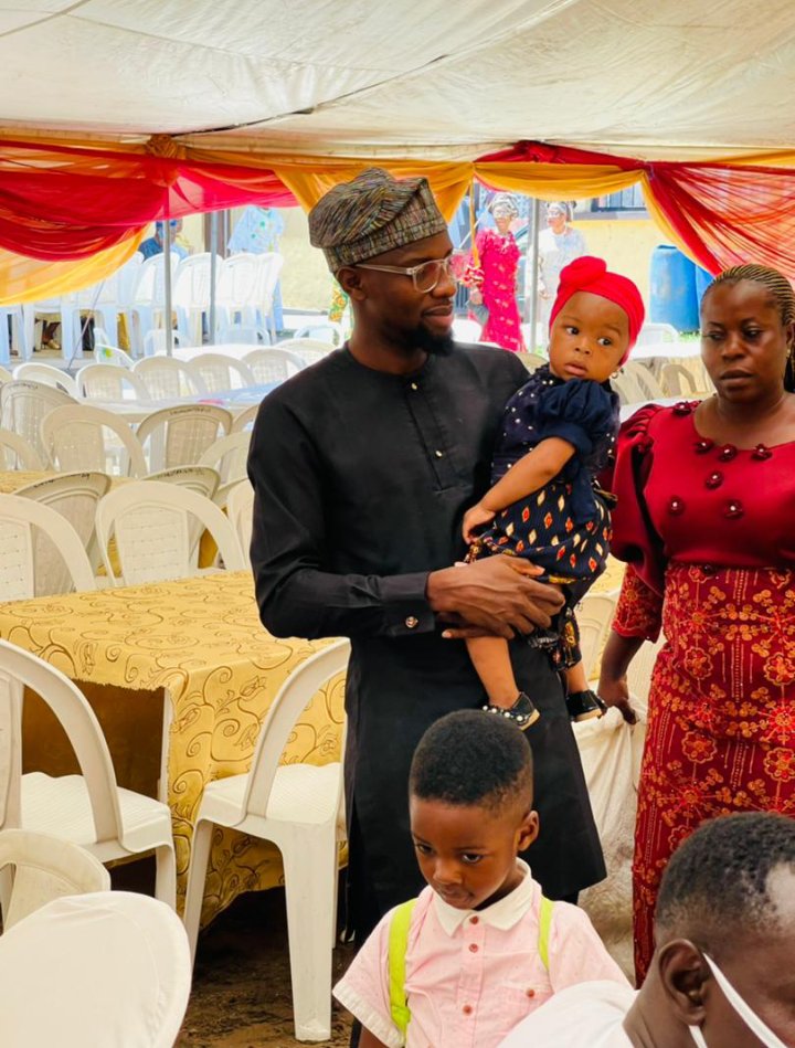 ButtyJnr's tweet photo. "Pikin fit you" "Go and Marry" "You look cute with the baby".

WhatsApp people will push you inside lagoon and run away 😂😂 https://t.co/IOzYD2juiw