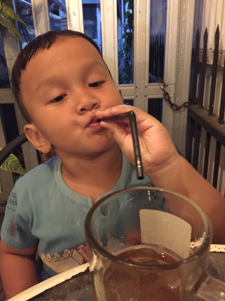 _elmosha's tweet photo. Titik terendah dihidupku dimana aku tidak bekerja dan anakku minta makan diluar, kita cuma pesen satu makanan untuk dia dan aku yang nelangsa ngeliatin dia 😢 this too shall pass 🤲🏻 https://t.co/CuE50xqNzc