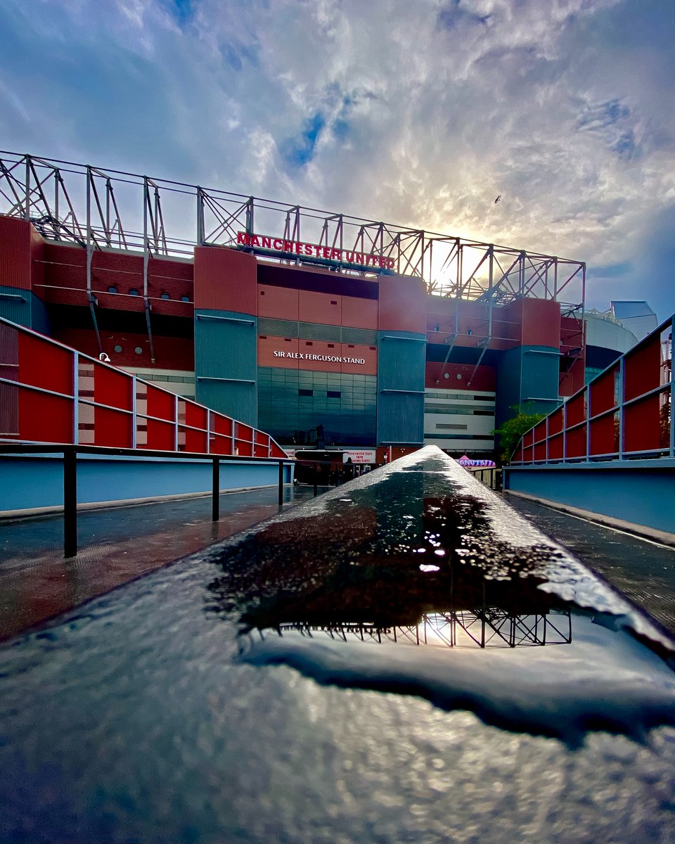 ManUtd's tweet photo. The calm before the storm 🌩

#MUFC | #MUNLIV https://t.co/eDbXhOqOoy