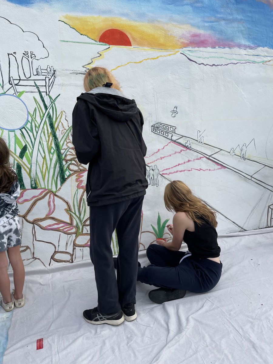 KingsParkHS's tweet photo. Thank you KP Chamber and Art Honor Society students for making Splashes of Hope Project a Success. The Mural design is beautiful. It is a wonderful community project. https://t.co/jkRaPFd96l