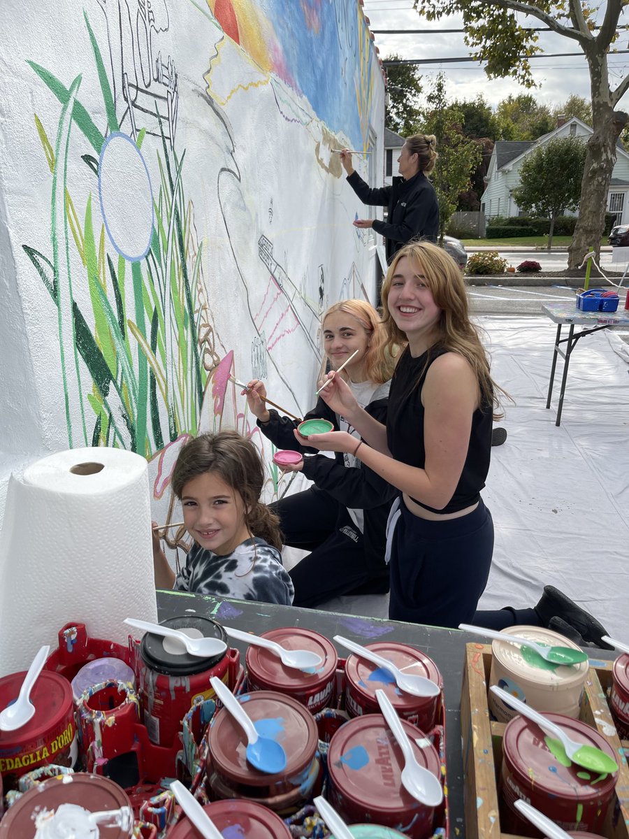 KingsParkHS's tweet photo. Thank you KP Chamber and Art Honor Society students for making Splashes of Hope Project a Success. The Mural design is beautiful. It is a wonderful community project. https://t.co/jkRaPFd96l