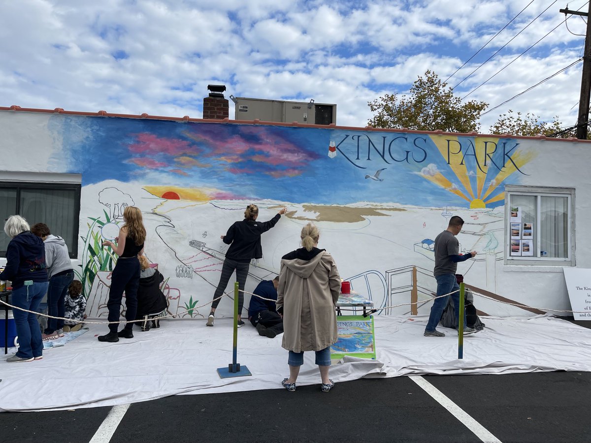 KingsParkHS's tweet photo. Thank you KP Chamber and Art Honor Society students for making Splashes of Hope Project a Success. The Mural design is beautiful. It is a wonderful community project. https://t.co/jkRaPFd96l