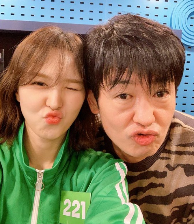 gay4wannie's tweet photo. omg wendy gave heo sungtae some queendom albums and not just him but his nephews that he mentioned. he posted it on instagram saying "wendy ♡ thank you" &amp; even tagged her 😭💙 https://t.co/Fx3maK7drm