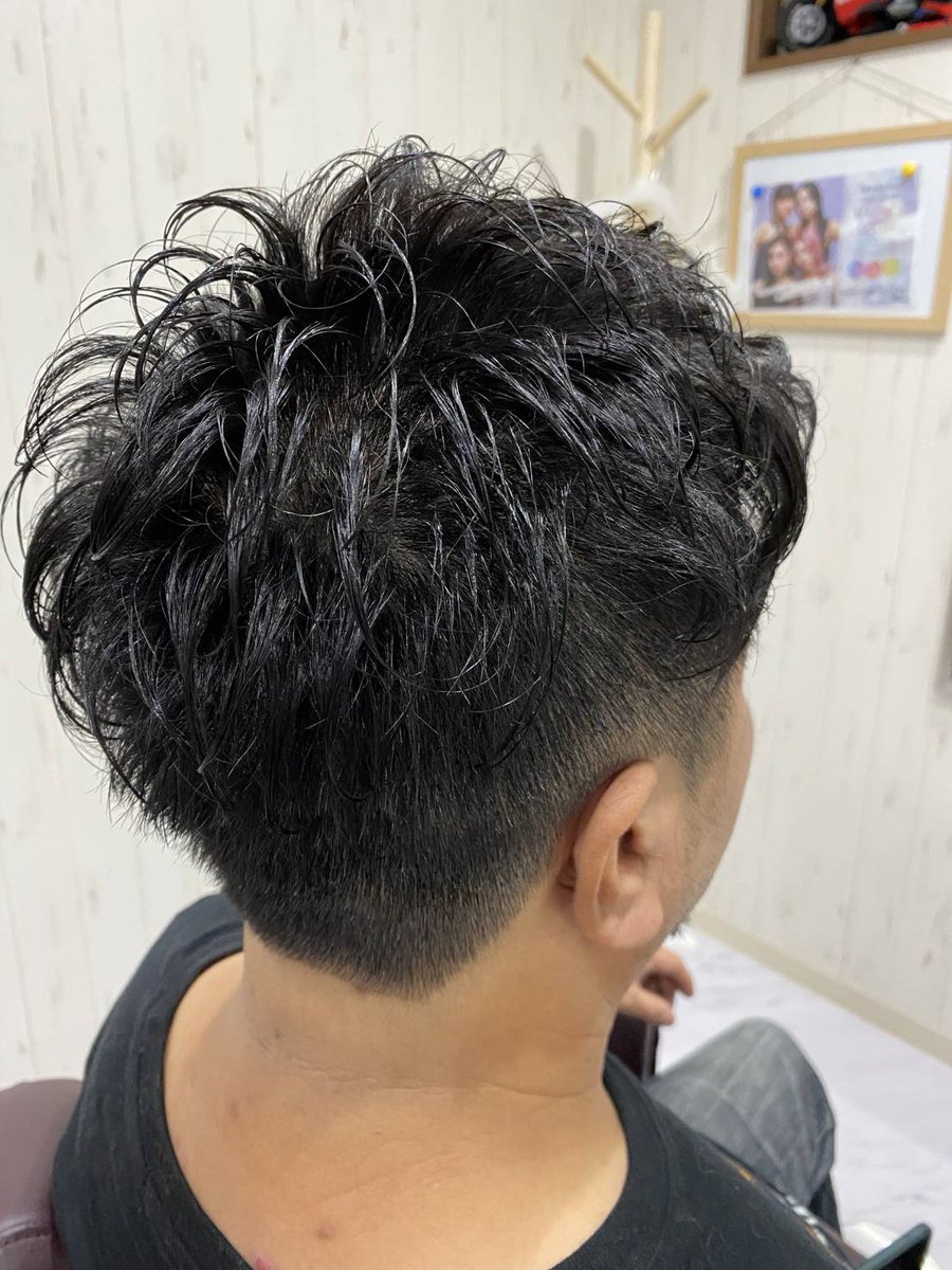 MT25_ale's tweet photo. 後ろ姿だけだと二人とも若いんだけどねぇ♫
美容師マジックだね〜
#HAIRBASE https://t.co/VfGGQfIlwA