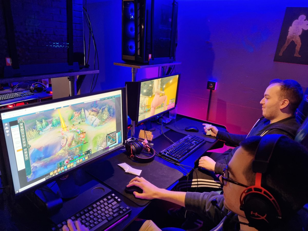 getting ready for our bo5 at @PixelBarLeeds 😎 

twitch.tv/pixelbarleeds