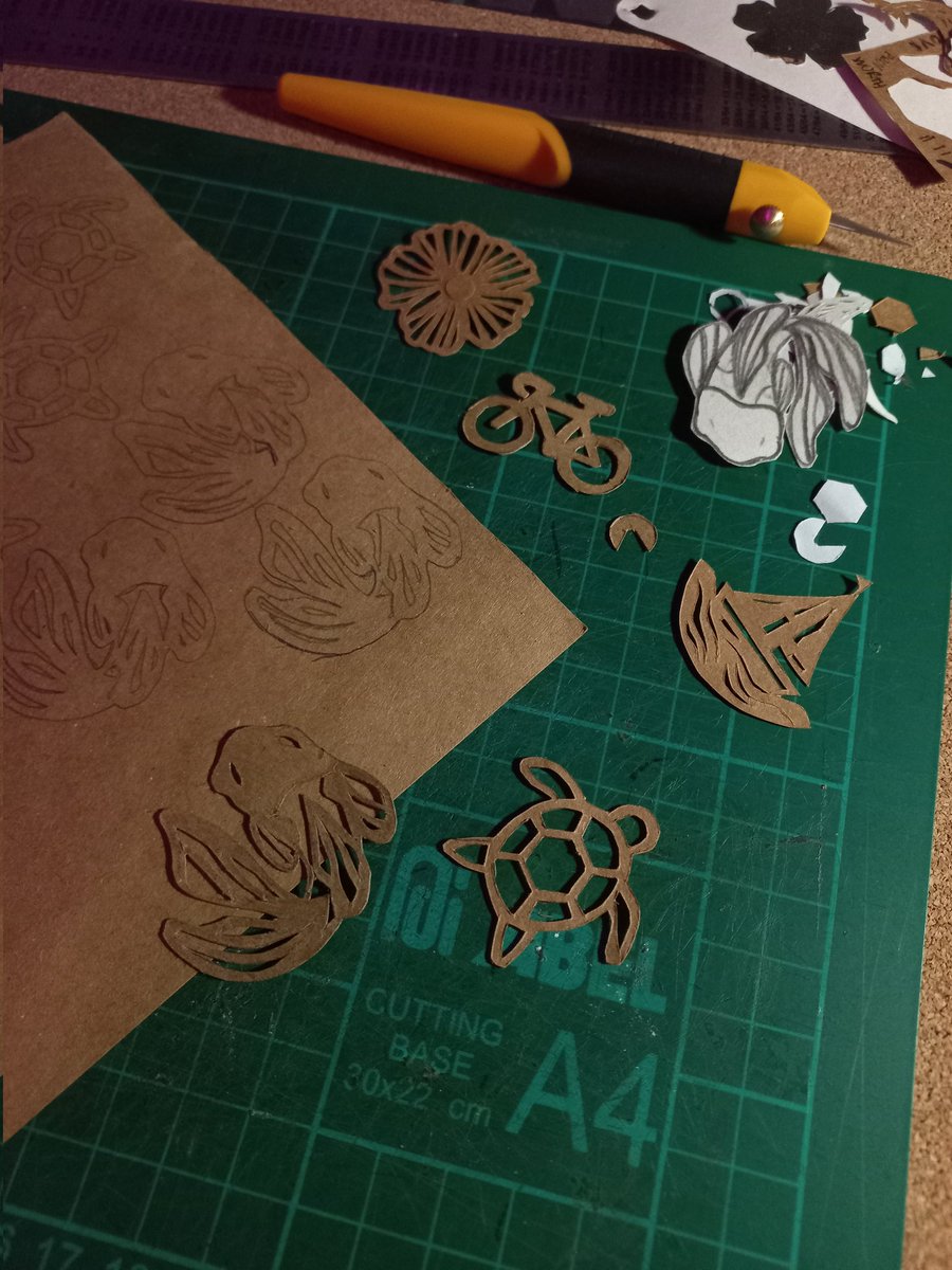 bestbelles's tweet photo. i keep only putting out #artwips for now

really been a very slow life, most days i would rather be bum. 

slow is still progress, my love

#art #artph #artwip #paperartistcollective #paperart #paperartist #paper #papercut #papercutting #cutfrompaper #papercraft #artistontwitter https://t.co/Cx6YLciejV