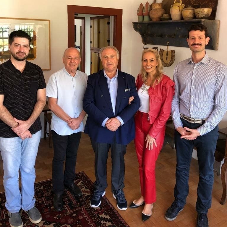 Un vero onore incontrare il Commendatore Tonino Lamborghini, famiglia che ha scritto una pagina importante della storia 🇮🇹, non solo industriale, contribuendo a creare quel brand #Italia, apprezzato in tutto il mondo e associato a design, lusso, stile, passione. #Lamborghini