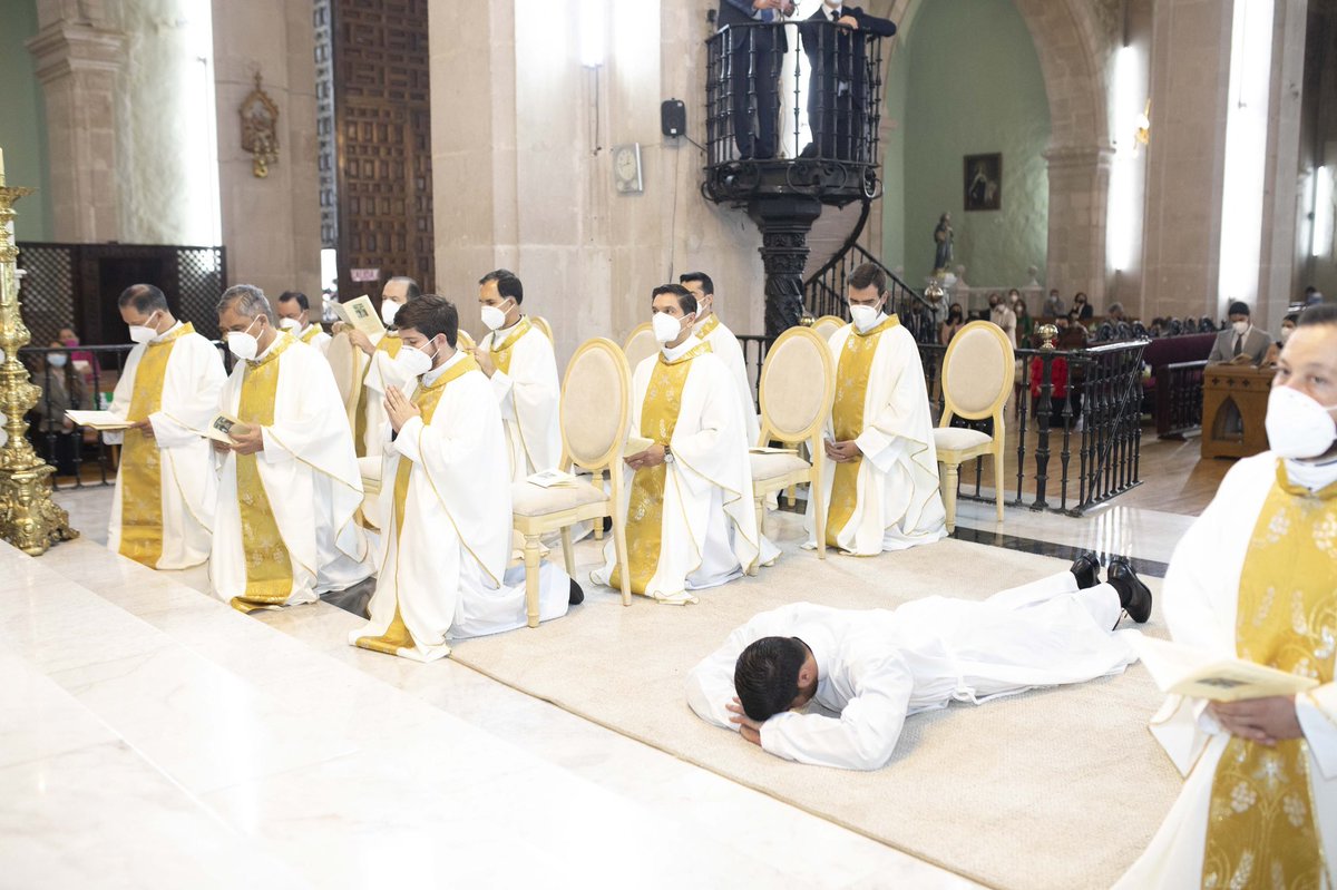JHerreraLC's tweet photo. “Dios todopoderoso y eterno, aumenta nuestra fe, esperanza y caridad, y, para conseguir tus promesas, concédenos amar tus preceptos.” https://t.co/812WCKDcH1