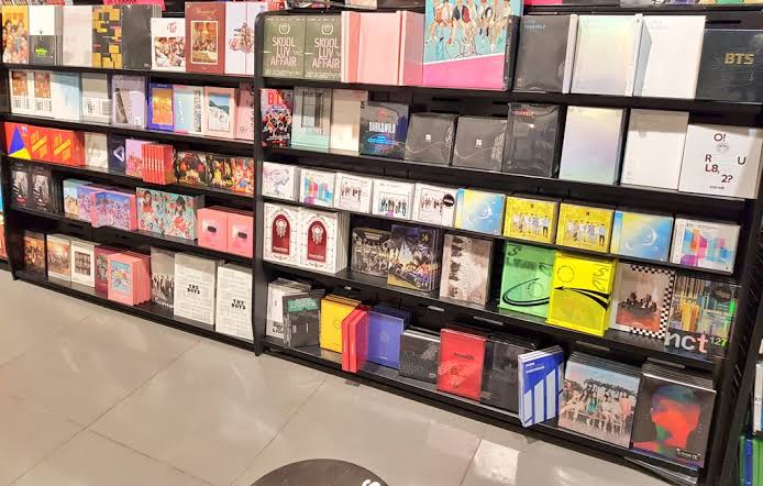 shopchiworld's tweet photo. 💙 CHI WORLD ANNIV GA 💙

To celebrate Chi World's 3rd Anniversary, we'll be giving away 1 BTS MOTS SE LS &amp; 1 Sealed album of your choice. Open to any fandom!

Rules: 
— Follow us
— RT &amp; Like this tweet
— Comment "done" &amp; tag moots

Ends on October 25, 11pm, tomorrow, Goodluck!💙 https://t.co/RNReEuM3ho