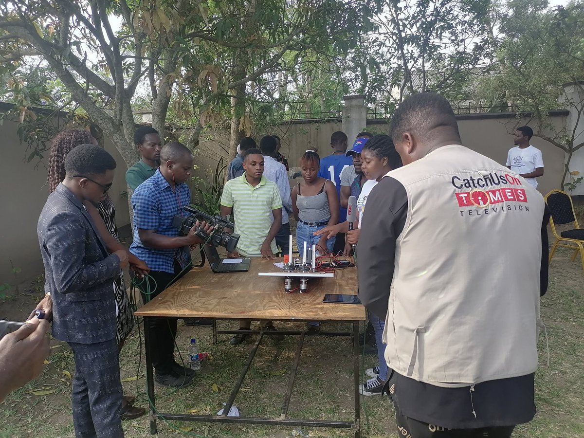 TheMakerzSpace's tweet photo. At the #BootCamp21 for #Robotics continues the shooters team presents their sort and shoot robot that can be applied in sports and assembly lines. #TheMakerzSpace #roboticsmw #rflmw #DolphinHealth #MicroMek https://t.co/e8kAZFmO9n