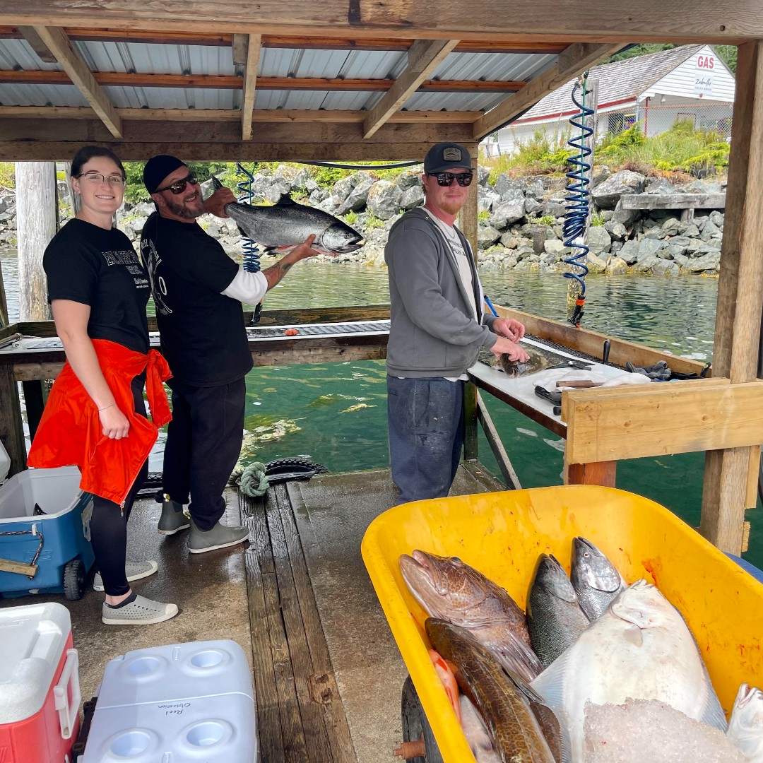 ReelBCFishing's tweet image. Oh Summer days... how we miss you. Brooke, Gibran and Tristan busy at the filet station.  #reelobsession
[Fish Date: July 22, 2021]

#fishinglodgelife #eatsleepfish #salmonfishing #halibutfishing #Fishbc #BCfishing #teamwork #explorevancouverisland