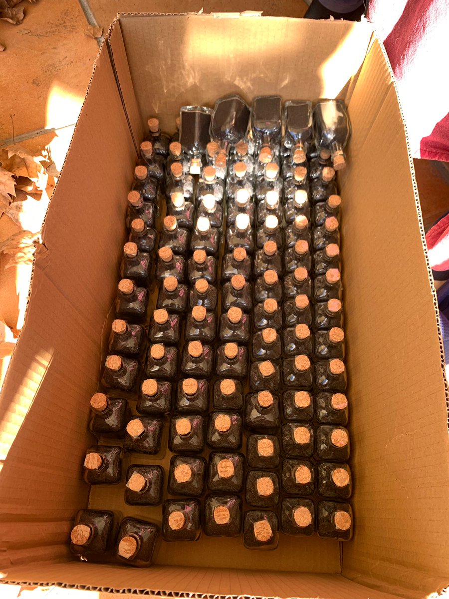 fiscodelapalma's tweet photo. Nosotros la embotellamos y enviamos por 6.99€ + gastos de envío. 📦

El 100% de los beneficios se manda a la cuenta de donativos del @CabLaPalma. ♥️

Así, a cambio de un trocito de la tierra mas joven del planeta puedes ayudar a #LaPalma. 🏝️

➡️ https://t.co/egbDZerBjt https://t.co/qTMJGk43QV